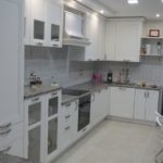 Белая кухня с фасадами Манчестер акация 5 Фото мебели