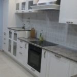 Белая кухня с фасадами Манчестер акация 2 Фото мебели